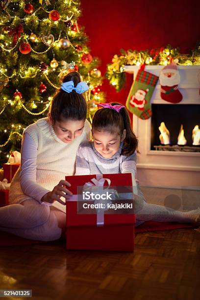 Abrir Una Navidad Presenta Foto de stock y más banco de imágenes de Abrir - Abrir, Regalo de navidad, Familia