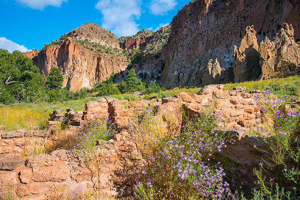 bandelier national monument - bandelier national monument stock-fotos und bilder