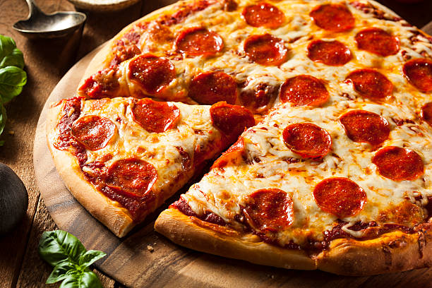 maison de pizza pepperoni chaud - pepperoni photos et images de collection