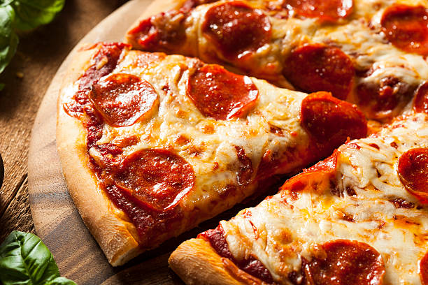 warmen, hausgemachten pepperoni pizza - konzepte fotos stock-fotos und bilder