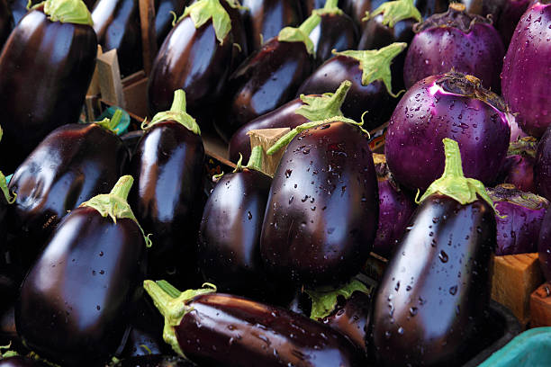 aubergines frescas - berenjena fotografías e imágenes de stock