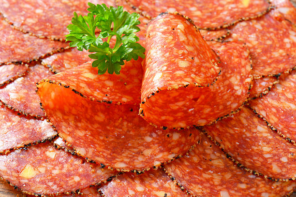 블랙 단고추-코팅됨 치즈 살라미 소시지를 - cold cuts thin portion salami 뉴스 사진 이미지