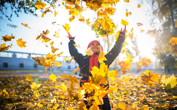 garota fooling a vegetação ao redor - child autumn nature human face - fotografias e filmes do acervo