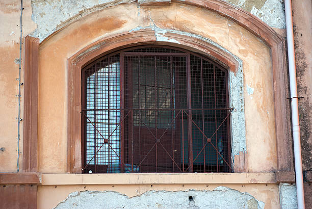 イタリアのウィンドウ - door townhouse closed outdoors ストックフォトと画像