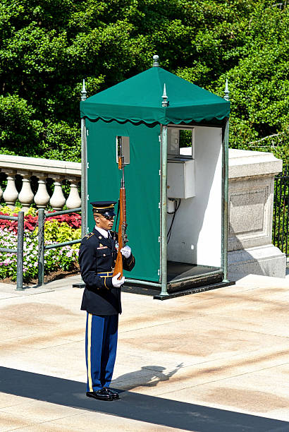 sentinela, inspeção, o túmulo do soldado desconhecido, o cemitério nacional de arlington - arlington national cemetery cemetery us memorial day us veterans day - fotografias e filmes do acervo