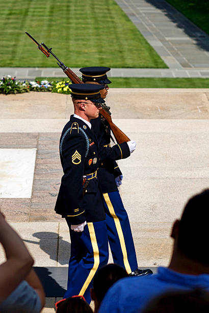 guarda de honra, túmulo do soldado desconhecido, o cemitério nacional de arlington - arlington national cemetery cemetery us memorial day us veterans day - fotografias e filmes do acervo