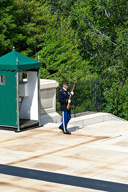 sentinela, marchando, túmulo do soldado desconhecido, o cemitério nacional de arlington - arlington national cemetery cemetery us memorial day us veterans day - fotografias e filmes do acervo