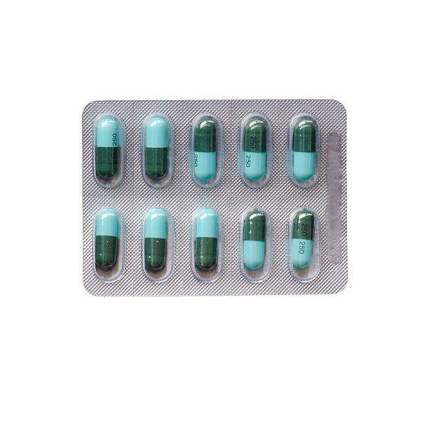 cápsula amoxycillin em cartela de comprimidos isolado no fundo branco - amoxicillin - fotografias e filmes do acervo