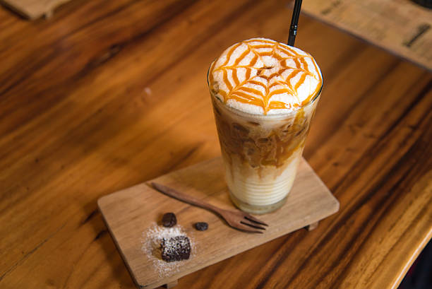 キャラメルアイスコーヒー - カフェマキアート ストックフォトと画像