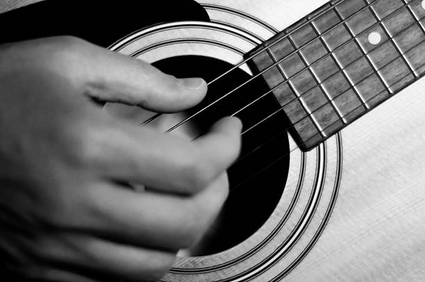 гитара играет в b & w - low key audio стоковые фото и изображения