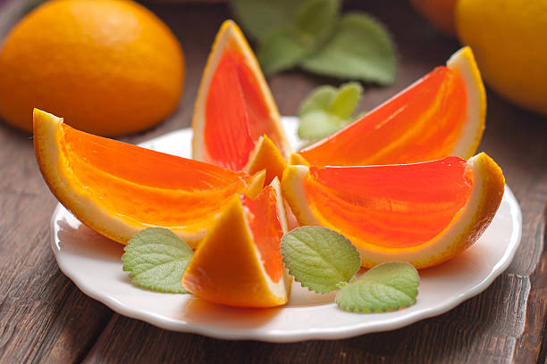 gelatina di arancia fette su un piatto. - agar jelly foto e immagini stock