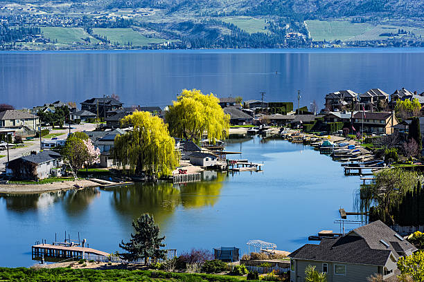 lago okanagan subdivisão do lago oeste de kelowna colúmbia britânica, canadá - kelowna okanagan scenics okanagan valley - fotografias e filmes do acervo