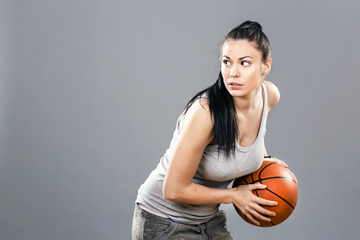 Un jugador de baloncesto de retención de bola photo