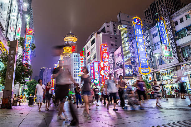 ショッピング街、上海の夜景 - china shanghai business people ストックフォトと画像