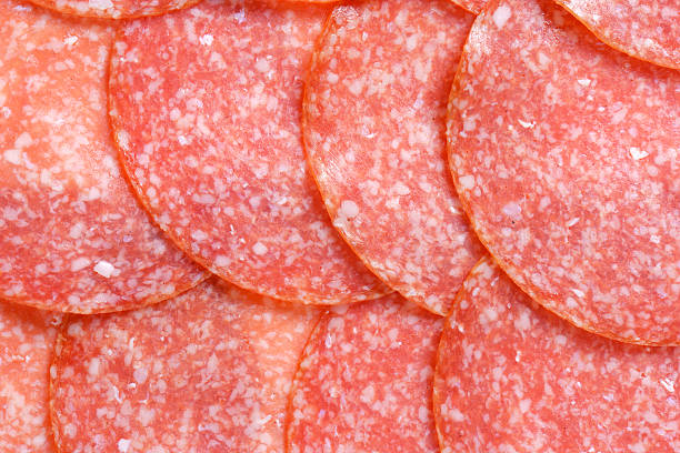 salami tranches - cold cuts thin portion salami photos et images de collection