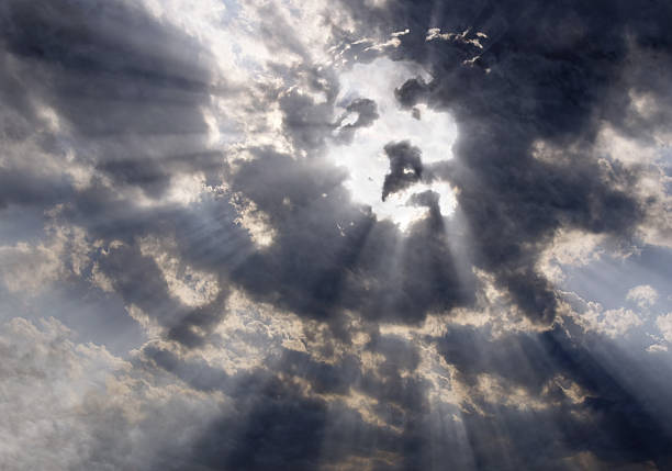 la cara de cristo en el cielo - god light sunbeam jesus christ fotografías e imágenes de stock