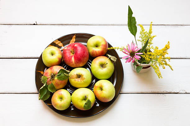 cosecha de manzanas frescas - mutsu fotografías e imágenes de stock