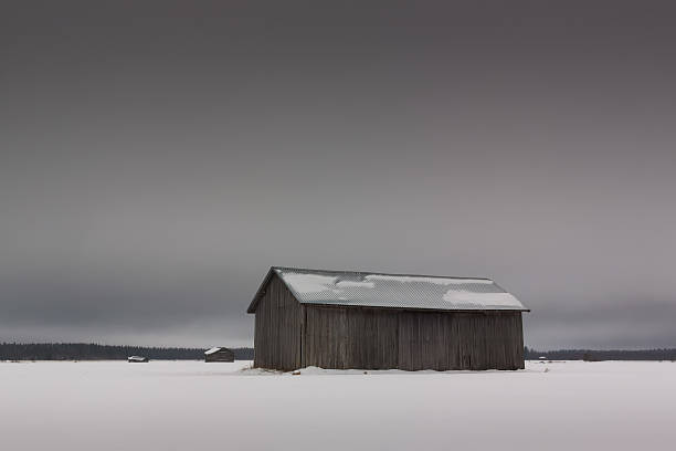 три коровники на зимний поля - winter finland agriculture barn стоковые фото и изображения
