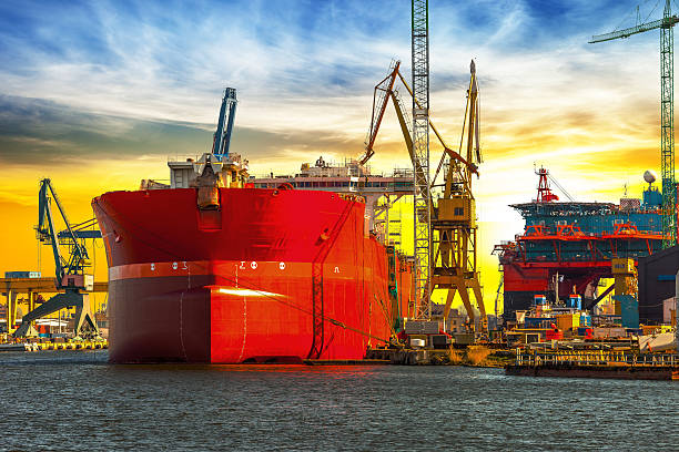 vista del astillero - shipbuilder fotografías e imágenes de stock