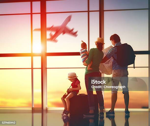 Familia Con Maletas Foto de stock y más banco de imágenes de Familia - Familia, Avión, Viajes