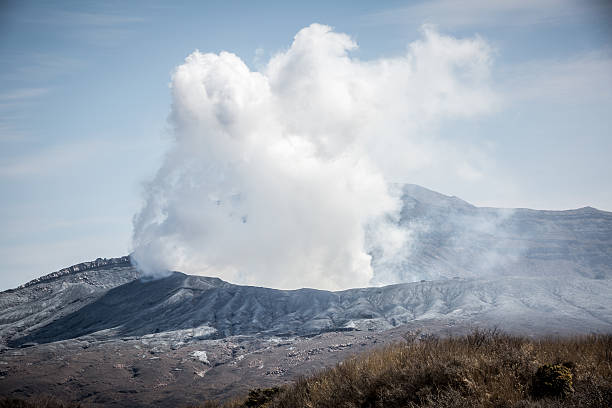 阿蘇山のトップ - caldera ストックフォトと画像