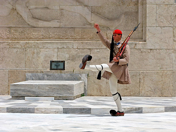 evzones. grego guarda. - honor guard protection security guard tourist - fotografias e filmes do acervo