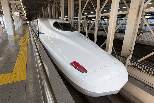 n700a série shinkansen trem-bala no japão - bullet train editorial transportation technology imagens e fotografias de stock