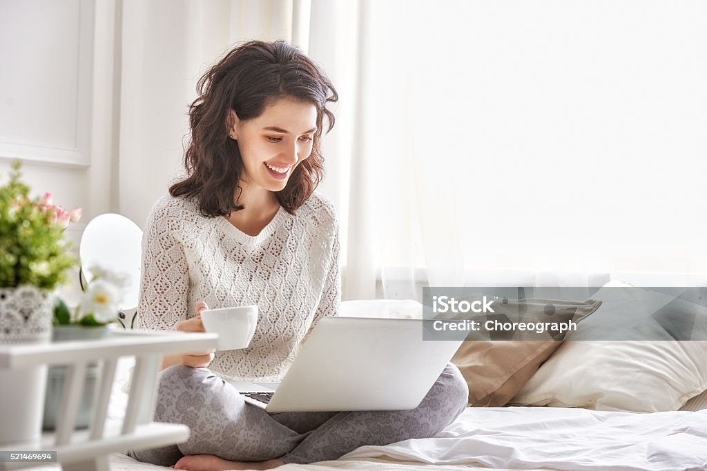 Mulher trabalhando em um laptop - Foto de stock de Mulheres royalty-free