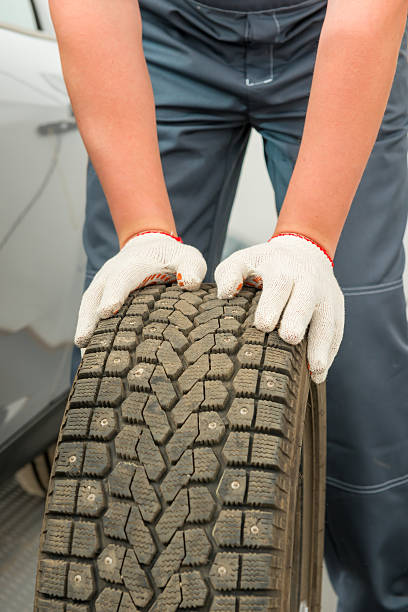 pneu de carro mecânico de mão e luvas em detalhe - tire car built structure surrogate - fotografias e filmes do acervo