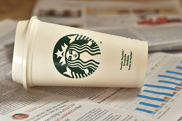 пустая чашка от кафе starbucks - disposable cup coffee shopping friendship стоковые фото и изображения