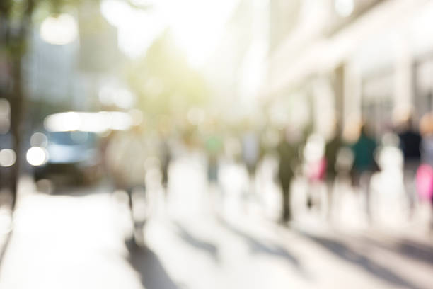 personnes de bokeh, rue de londres - rush hour commuter crowd defocused photos et images de collection