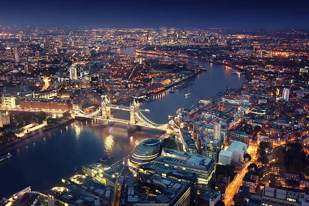 londyn w nocy z miejską architektury i tower bridge - city night lighting equipment mid air zdjęcia i obrazy z banku zdjęć