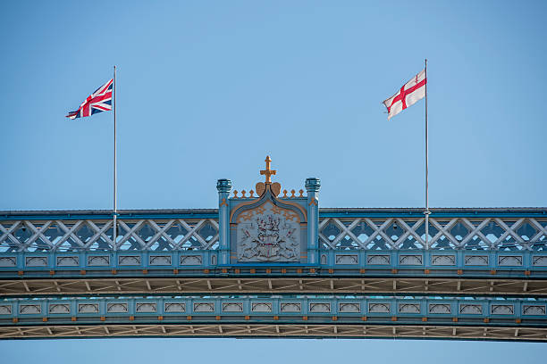 union und den st george's flaggen fliegen auf die tower bridge - english flag st george flag st stock-fotos und bilder