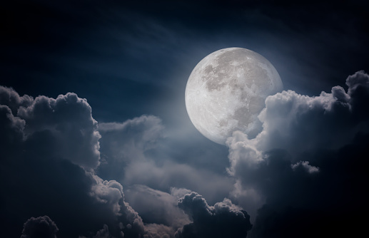 Cielo con nubes de noche, completo Luna hacer un gran fondo photo