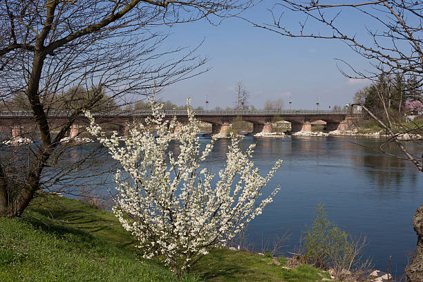 lodi-pont sur la rivière de lombardie adda - river adda photos et images de collection