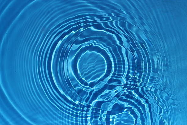 cercle d'eau de la piscine bleu - ridé surface liquide photos et images de collection