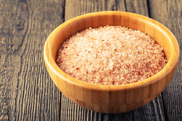 гималайская соль на старый деревянный стол. - salt ingredient rough food стоковые фото и изображения