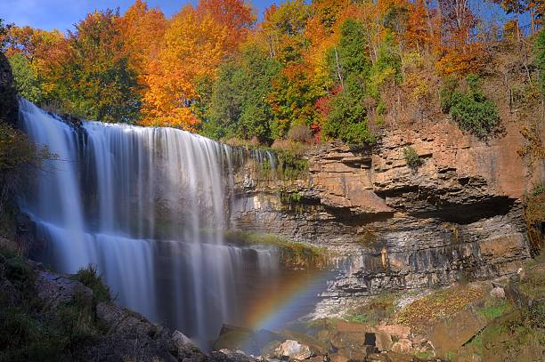 Cascada en el otoño - foto de stock