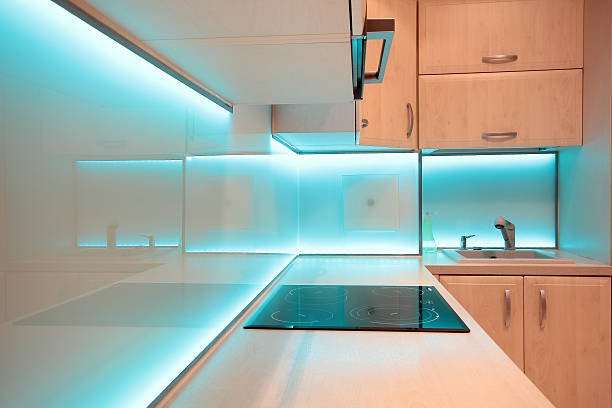 Cozinha de luxo moderno com iluminação LED azuis - fotografia de stock