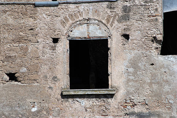 ruina la ventana - door townhouse closed outdoors fotografías e imágenes de stock