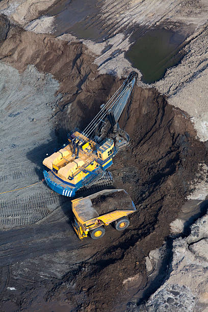 minière hydrolic excavator, photo aérienne - alberta gas refinery tarsands oilsands photos et images de collection