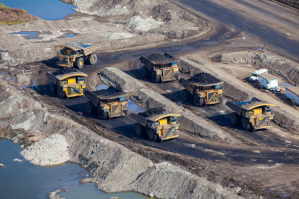 minería descarga de camiones, foto aérea - fort mcmurray fotografías e imágenes de stock