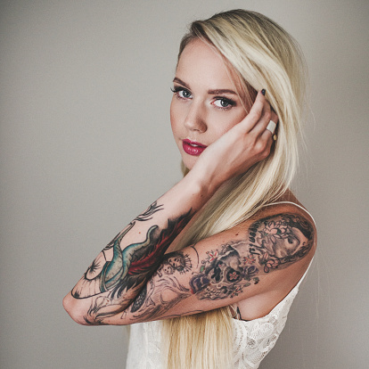 Retrato de mujer bella con tattoes photo