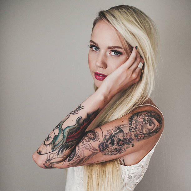 portret piękna kobieta z tattoes - tattoo sleeve zdjęcia i obrazy z banku zdjęć
