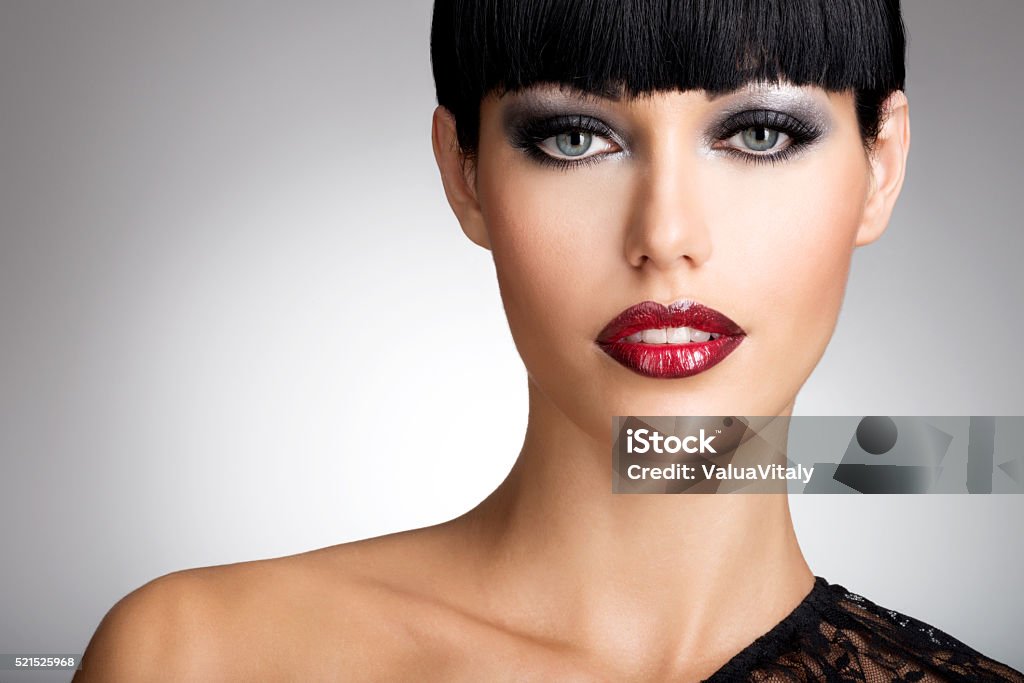 Mujer sexy con labios rojos y color de ojos maquillaje de moda - Foto de stock de A la moda libre de derechos