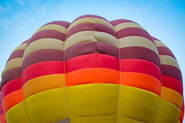 globo aerostático de aire caliente en cielo azul - historical reenactment fun heat recreational pursuit fotografías e imágenes de stock