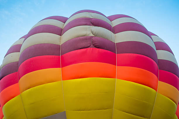 globo aerostático de aire caliente en cielo azul - historical reenactment fun heat recreational pursuit fotografías e imágenes de stock