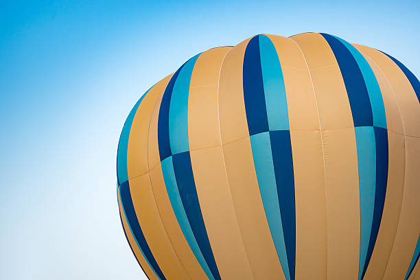 globo aerostático de aire caliente en cielo azul - historical reenactment fun heat recreational pursuit fotografías e imágenes de stock