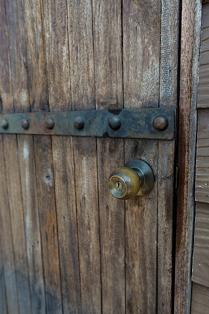 poignée de porte en bois marron chêne - classical music music musical instrument brown photos et images de collection