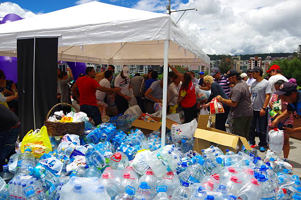 quito, equador/04, 17, de 2016 : cidadãos não identificada de quito - federal emergency management agency - fotografias e filmes do acervo